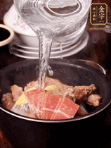 所有食材放入電飯鍋，加2勺料酒，足量的開(kāi)水，按煲湯鍵煮湯